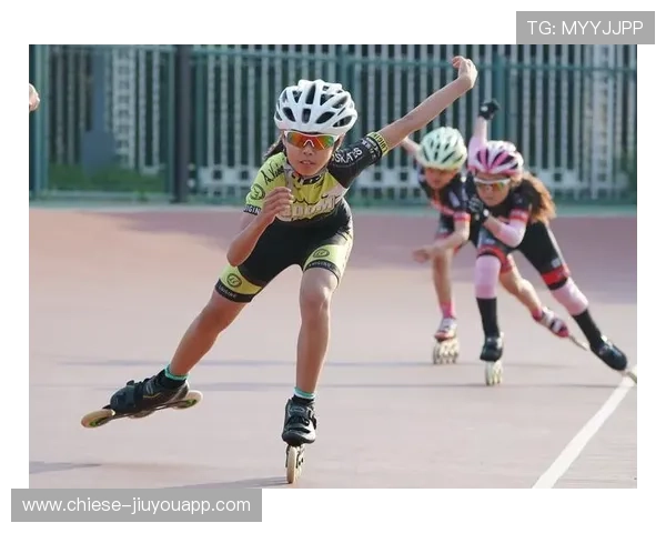 轮滑球赛：速度技巧完美结合的表演，轮滑球战术技巧